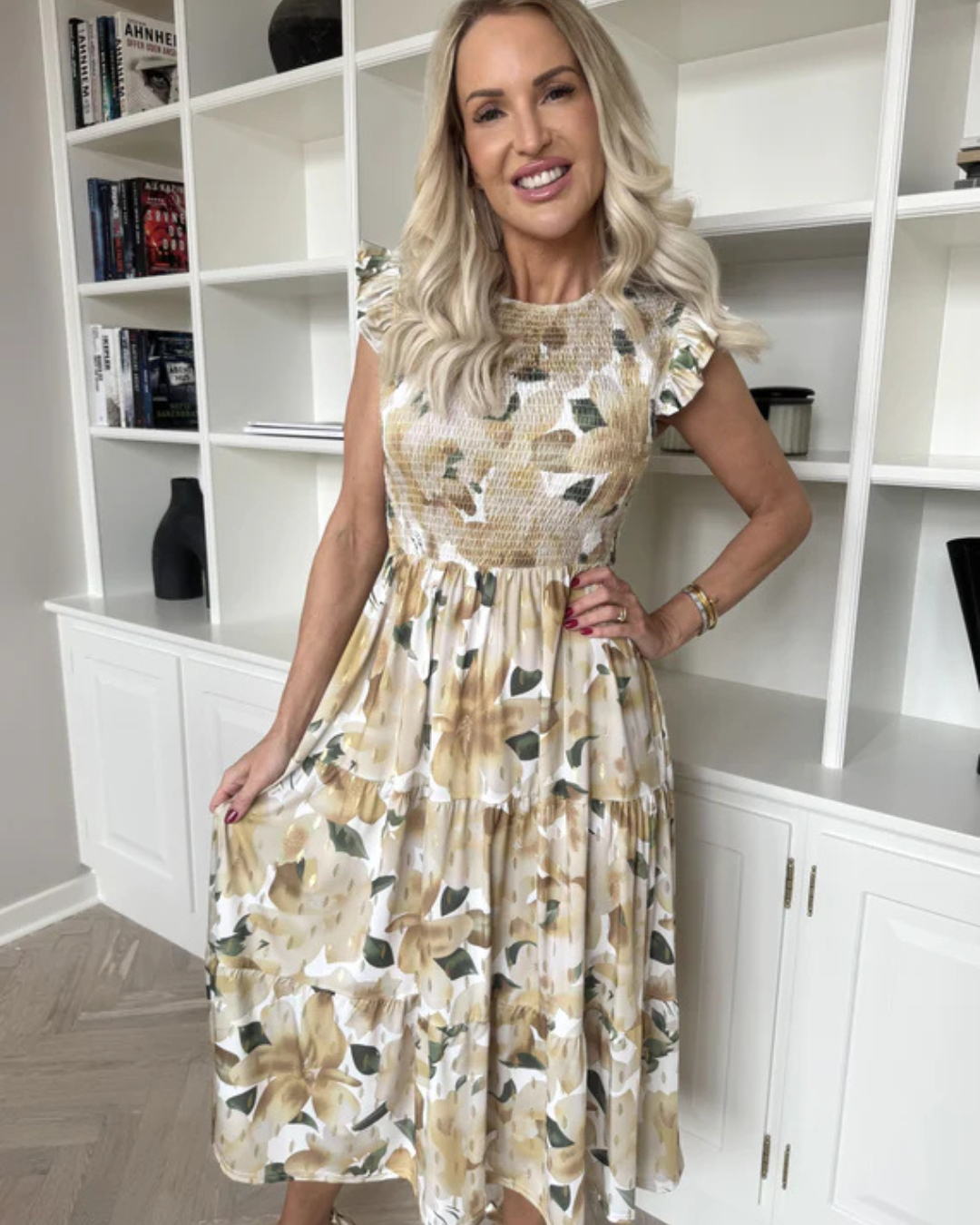 Vestido floral femenino con diseño fruncido en escote, estilo casual