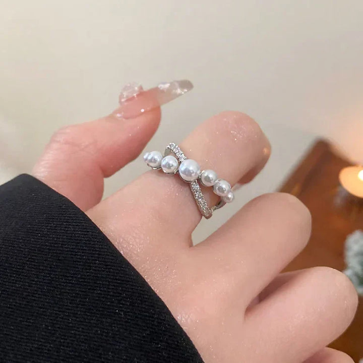 Elegant women's adjustable ring, vintage design, with a prominent pearl and shimmering zirconia accents.