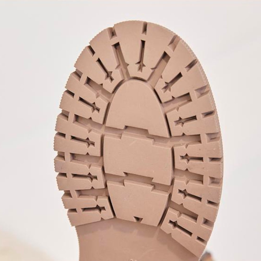 Aria ladies' comfortable winter boots, perfect waterproof footwear for snow and cold adventures.