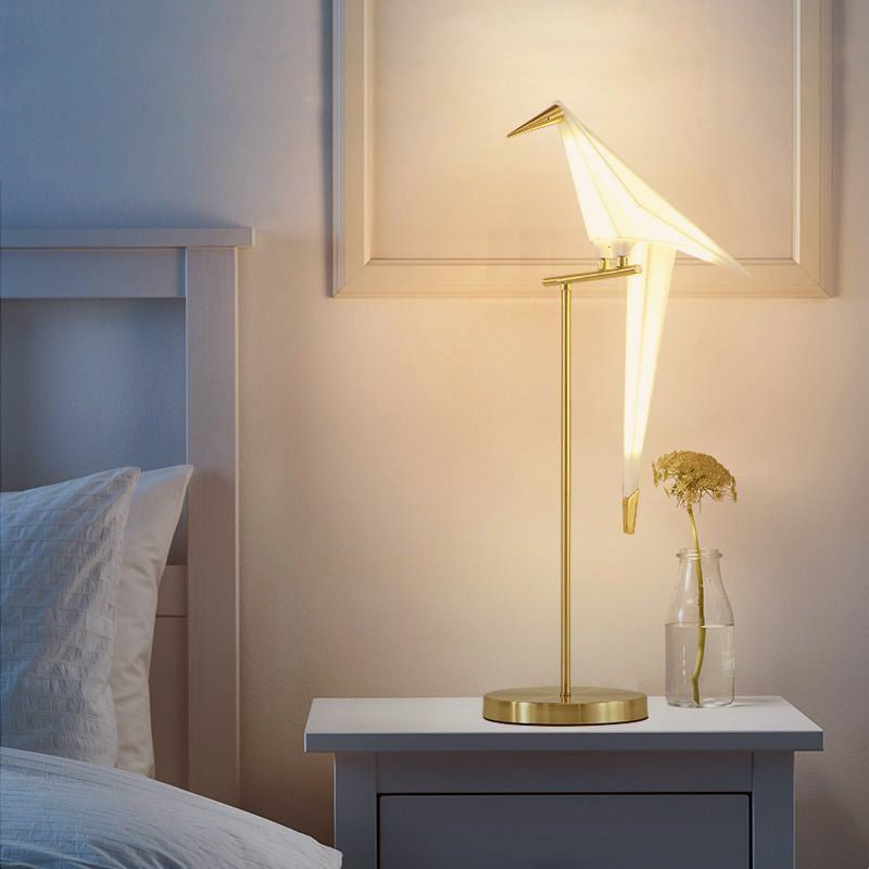 Artistic magnetic bird lamp, a modern LED accent light for stylish home decor.