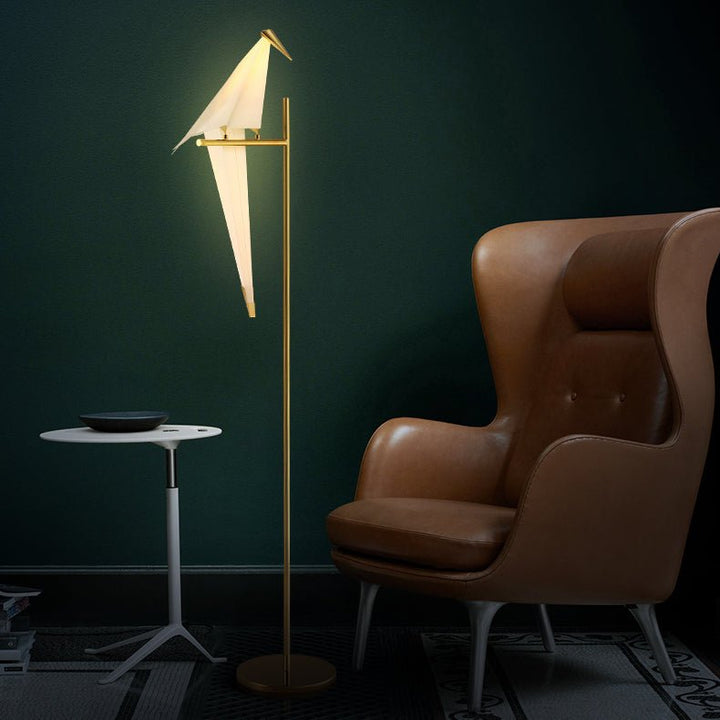 Versatile magnetic bird lamp, perfect as a floor or table lamp, USB rechargeable.