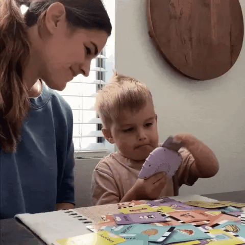 Kids' talking flashcards aiding speech therapy in English & Spanish.