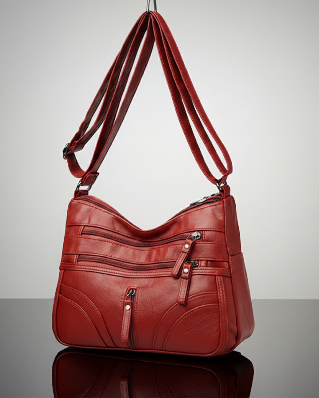 Vista interior de bolso organizador suave de mujer con varios compartimentos abiertos