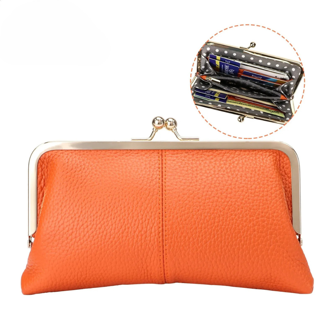 Primer plano del cierre de beso en un bolso de mano de cuero genuino, estilo vintage y chic.