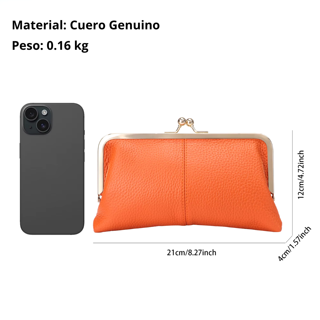 Mujer elegante mostrando un bolso de mano de cuero genuino naranja, accesorio de moda esencial.