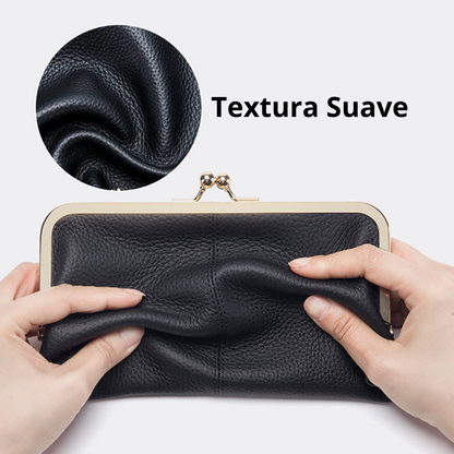 Bolso de mano de cuero genuino abierto, revelando billetera integrada, práctico y con estilo.