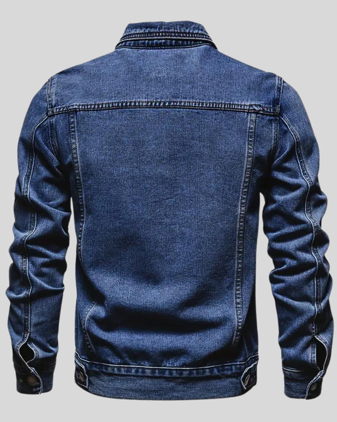 Hombre vistiendo chaqueta vaquera casual de mezclilla azul, diseño cómodo y duradero.