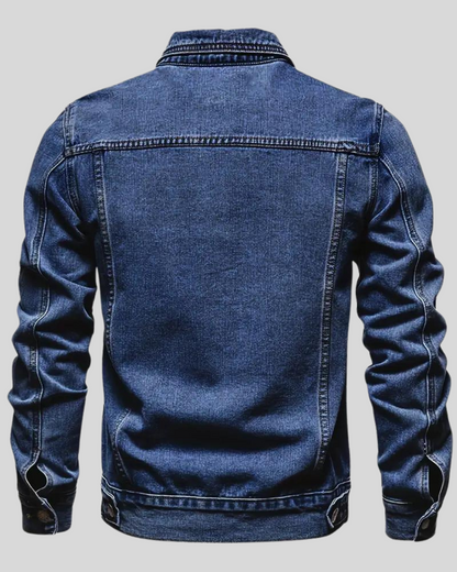 Hombre vistiendo chaqueta vaquera casual de mezclilla azul, diseño cómodo y duradero.