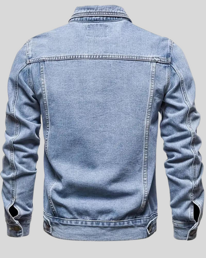 Modelo masculino posando con chaqueta vaquera casual azul, un básico versátil en prendas de vestir.