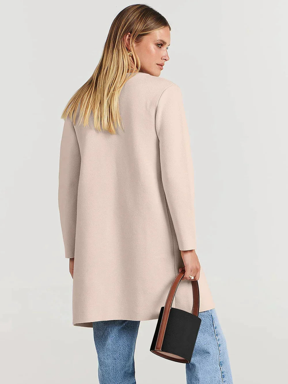 Elegant women's cardigan with lapel & pockets, perfect for a refined look.