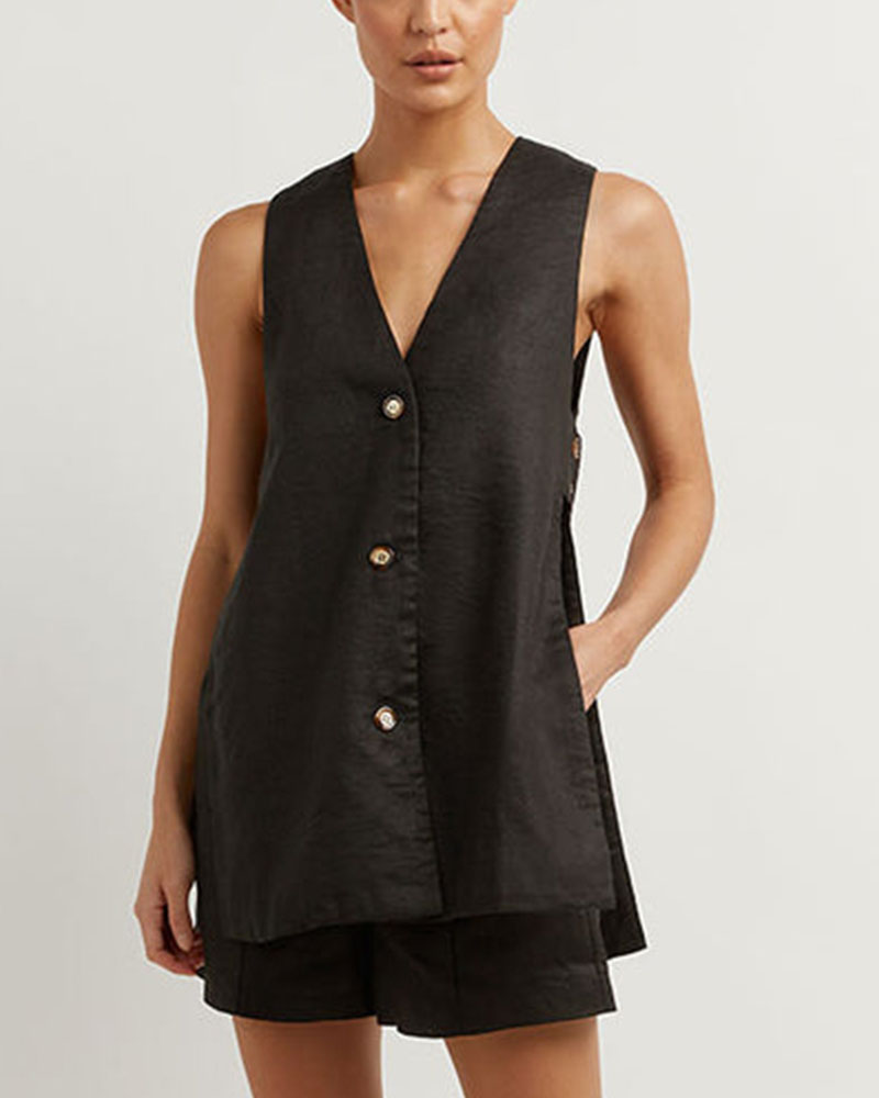 Versatile women's two-piece set: chic sleeveless gilet & high-waisted shorts. Ideal for casual or evening wear.