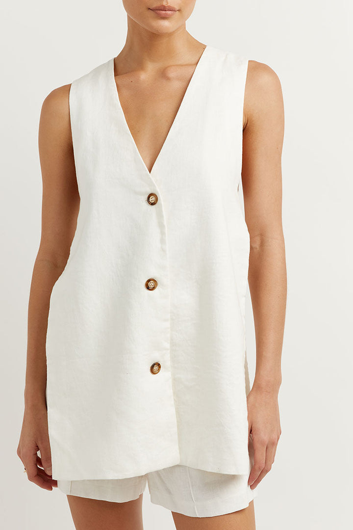 Modern women's sleeveless gilet top. Chic part of a high-waisted shorts two-piece set for trendy summer outfits.