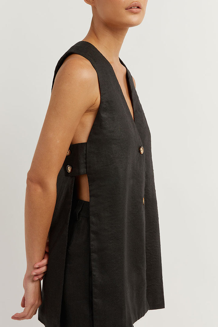 Complete women's outfit: chic sleeveless gilet and high-waisted shorts set. Great for casual or evening wear.