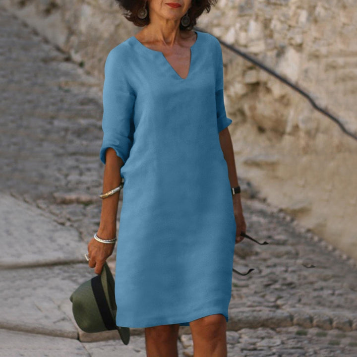 Versatile women's maxi dress, ideal for casual daily wear or elegant vacation. Flattering fit.
