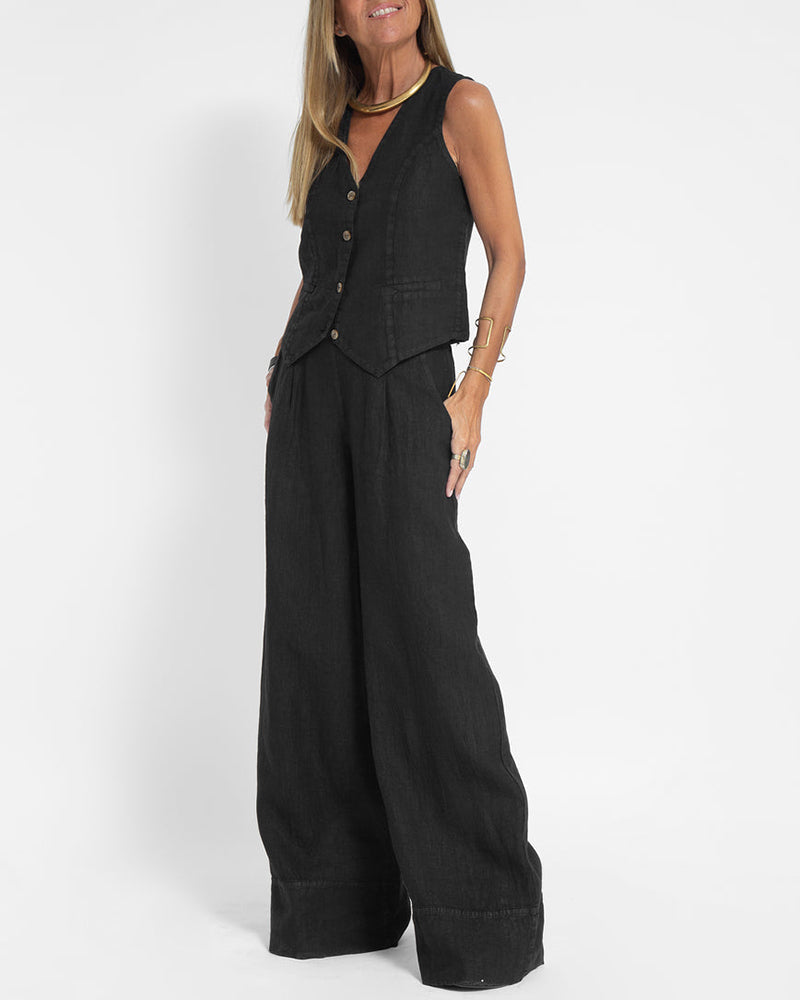 Fashionable women's summer shorts outfit: sleeveless top & matching shorts, great for casual wear or beach days.
