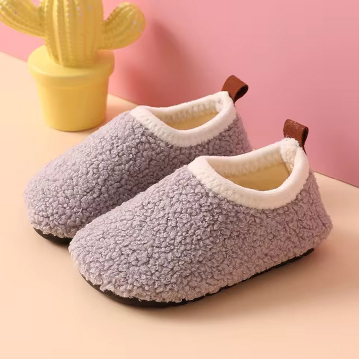 Unisex children's SnuggleSteps slippers, plush & soft for maximum warmth. Ideal non-slip footwear.