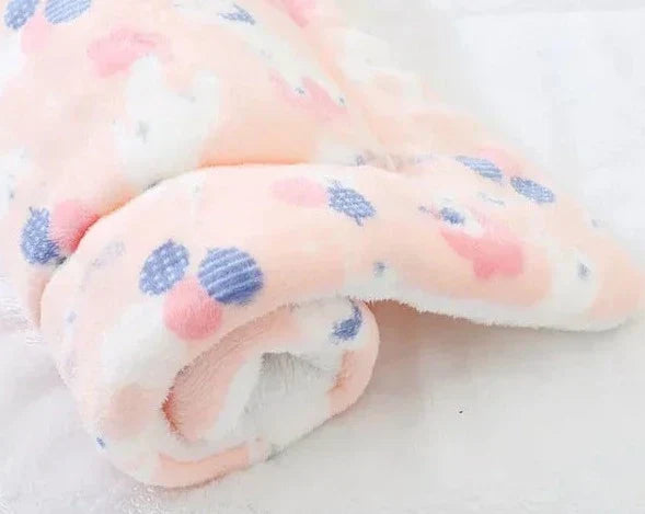 SnuggleSoft machine washable pet blanket for cats. Ultra-soft flannel provides warming comfort & stress relief.