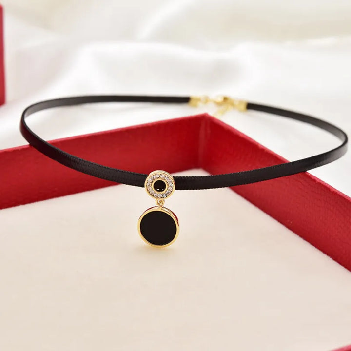 Modern geometric crystal necklace for women, featuring a sparkling pendant, ideal for an elegant look.