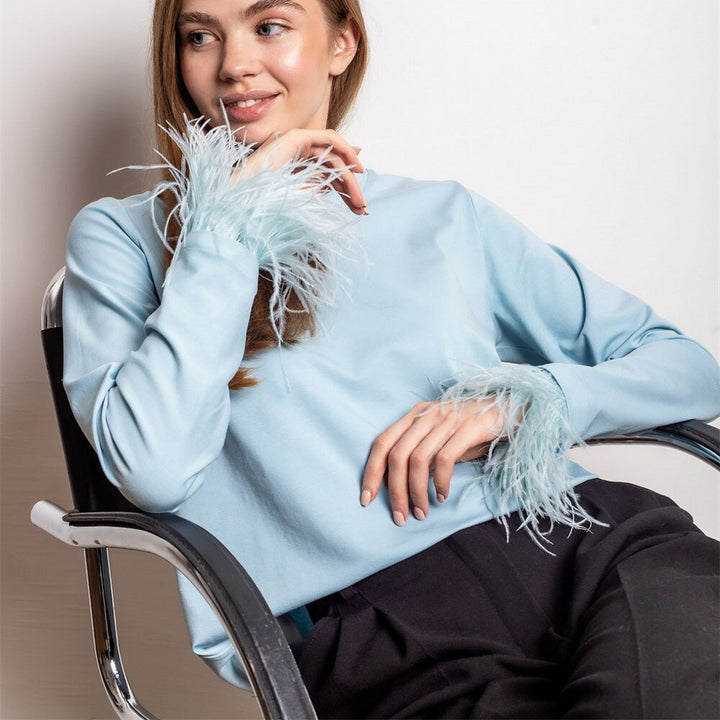 Slim fit women's long sleeve t-shirt, comfortable round neck top. Essential basic for casual elegance.