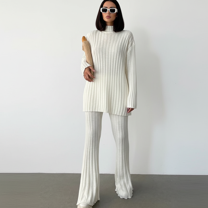 Women's cozy knit set with a relaxed fit, ideal loungewear for casual autumn days.