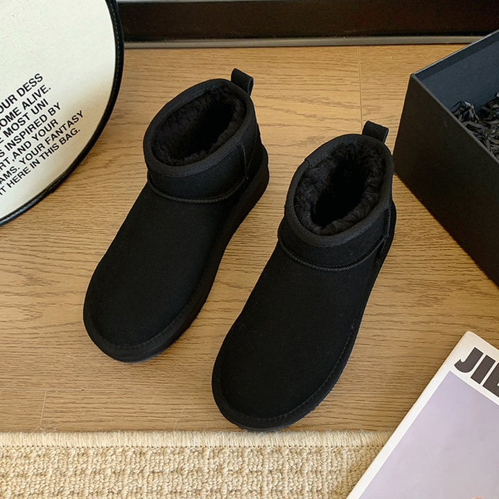 Stylish women's fur-lined ankle winter boots, providing exceptional warmth and comfort for cold days.