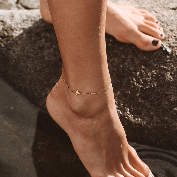 Ocean-inspired women's turtle charm anklet. Adjustable beach jewelry, symbolizes wisdom & longevity.