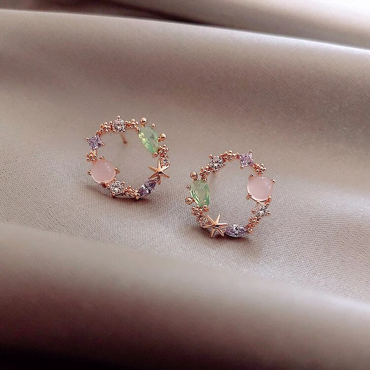 Elegant women's gold flower earrings, shimmering with brilliant zirconia, perfect floral jewelry to sparkle.