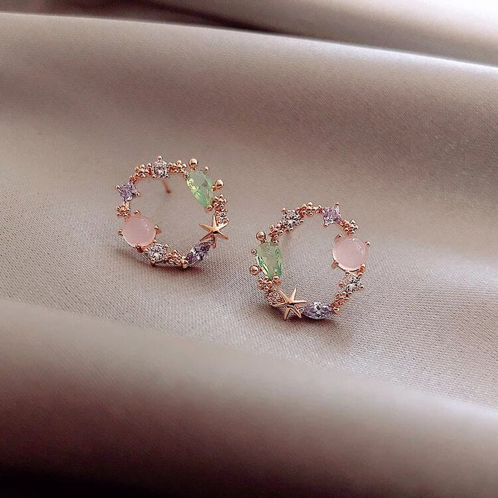 Elegant women's gold flower earrings, shimmering with brilliant zirconia, perfect floral jewelry to sparkle.