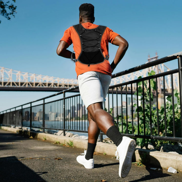 Dravien hydration vest on a mannequin, showcasing the unisex design and proper fit for runners
