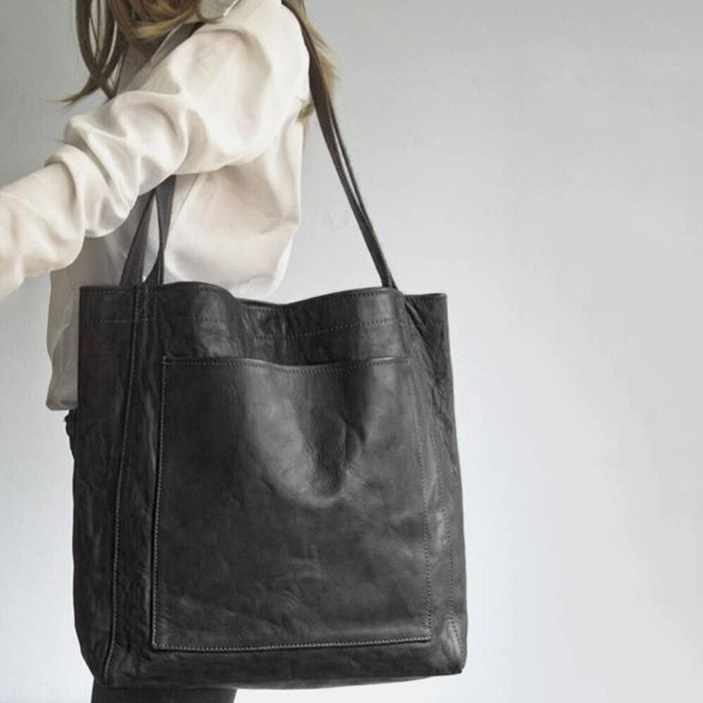 Versatile women's leather shoulder bag. An elegant and stylish everyday handbag, perfect fashion accessory.