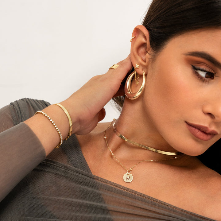 Women's silver flat chain necklace, adding a touch of modern elegance to any outfit.