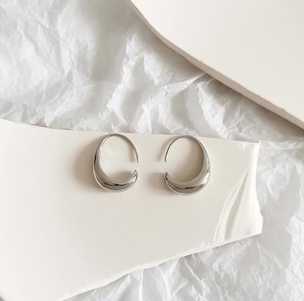Stylish women's luxury dangle earrings (Celeste) in gold & silver, an elegant fashion accessory. Timeless gift.