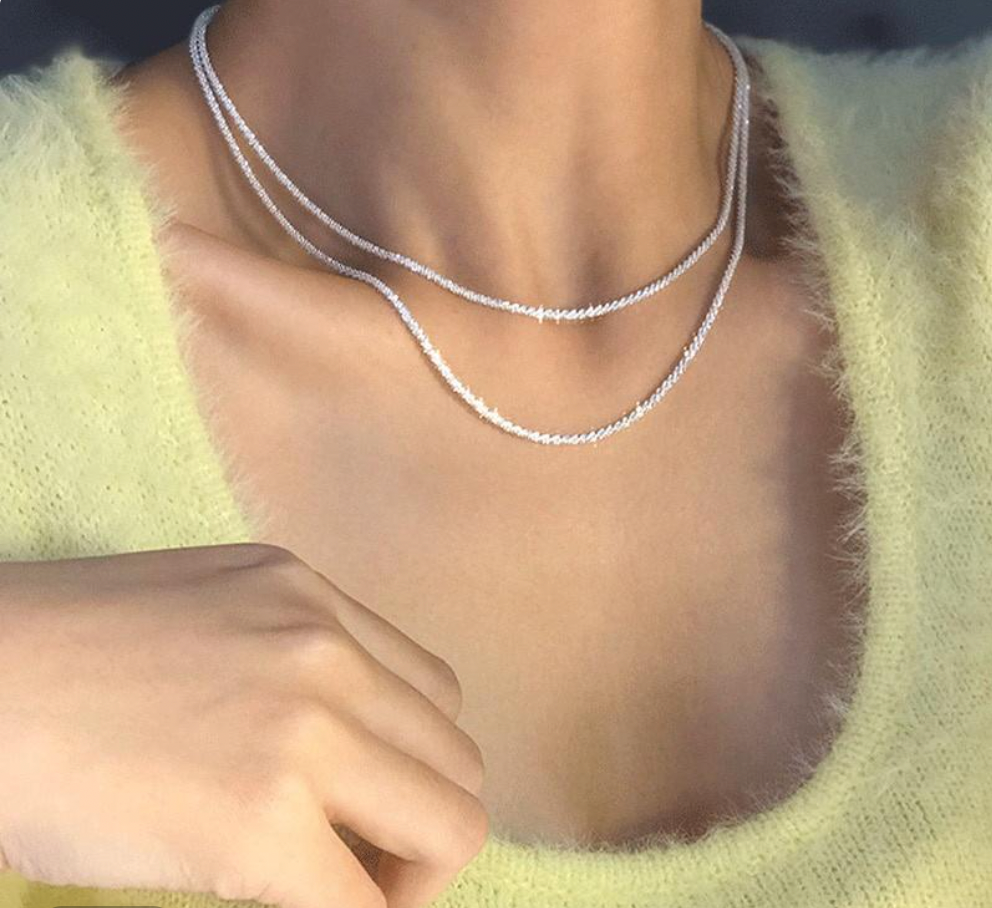 Modern minimalist women's necklace, a sophisticated accessory.