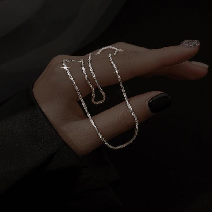 Understated minimalist necklace, ideal for a refined women's look.