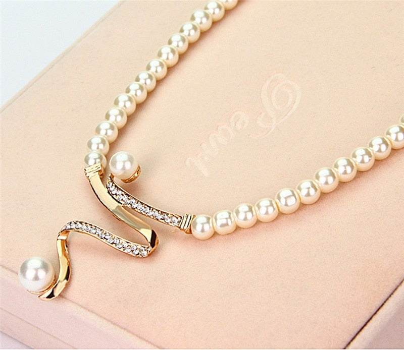 Exquisite natural pearl necklace with matching pearl earrings, a classic women's jewelry set for elegance.
