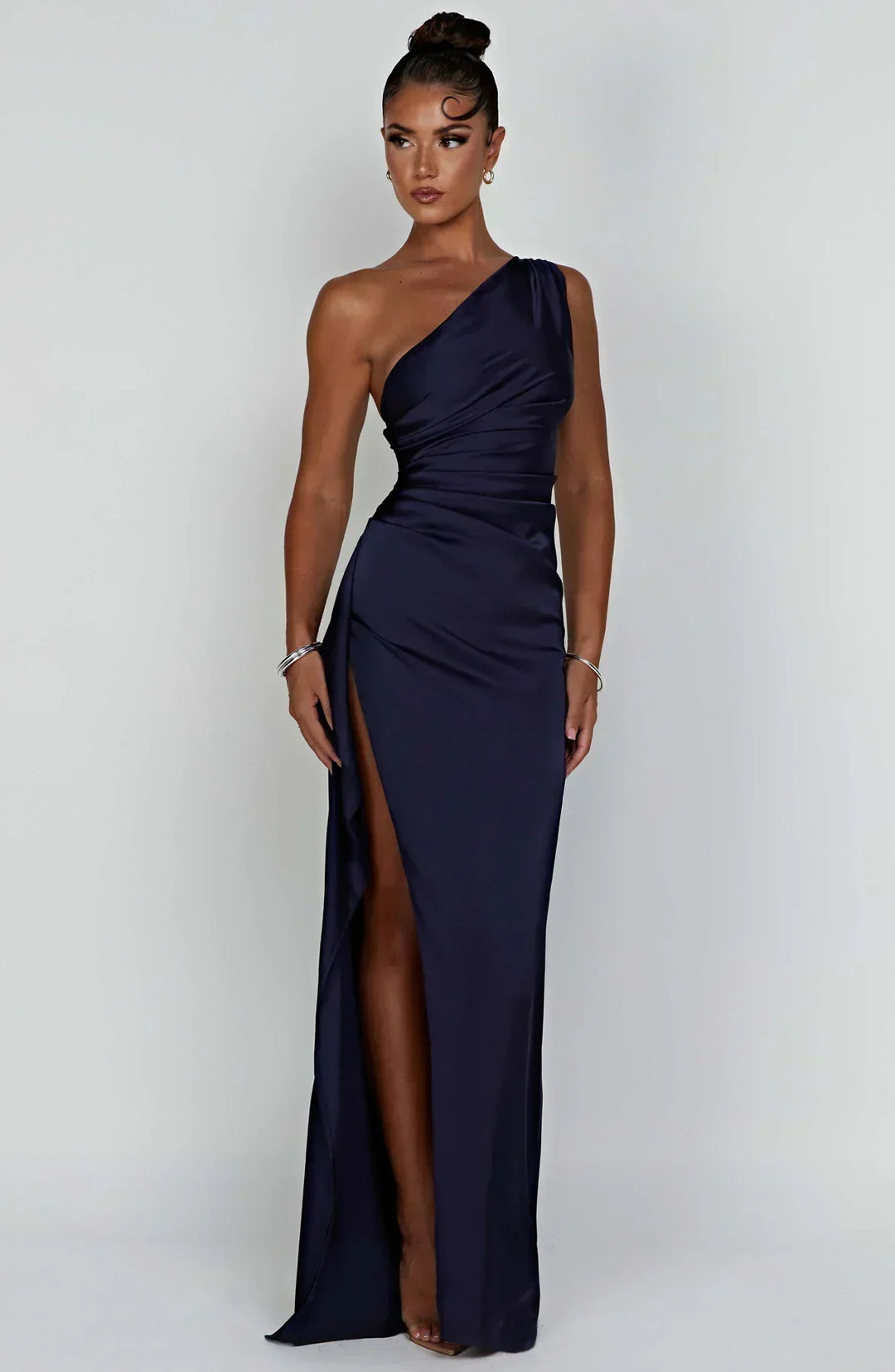 Elegant women's one-shoulder evening gown, a flowing satin split dress for formal parties.