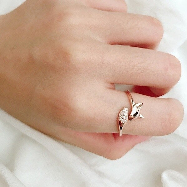 Women's elegant fox ring in rose gold & silver tones. Detailed animal jewelry, a mystic and stylish statement.