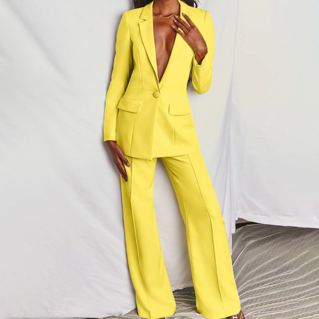 Elegant women's 2-piece blazer and trouser set, perfect for a sophisticated look.