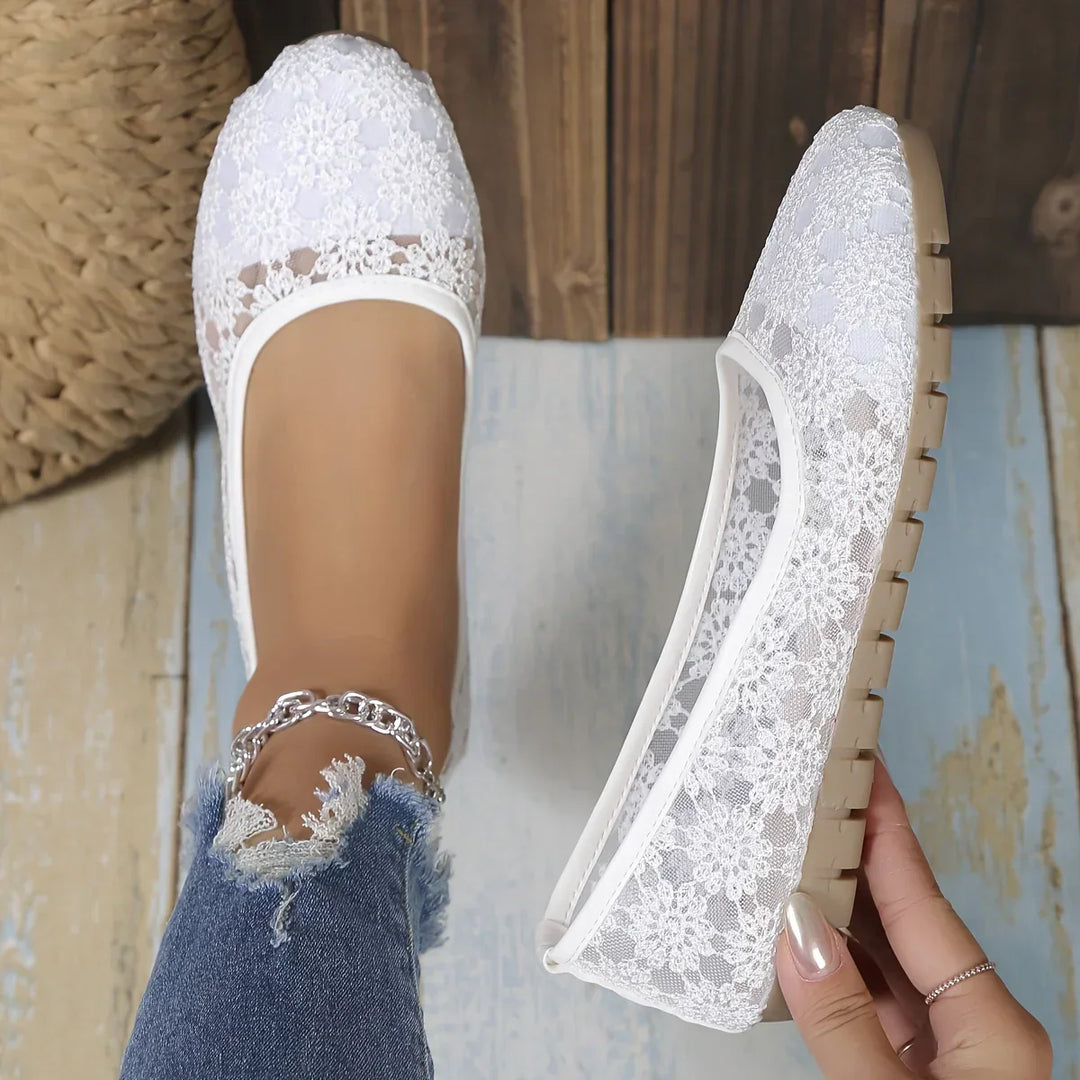 Elegant women's floral pattern ballerinas, perfect for spring casual or dressy outfits. Comfortable slip-on flats.