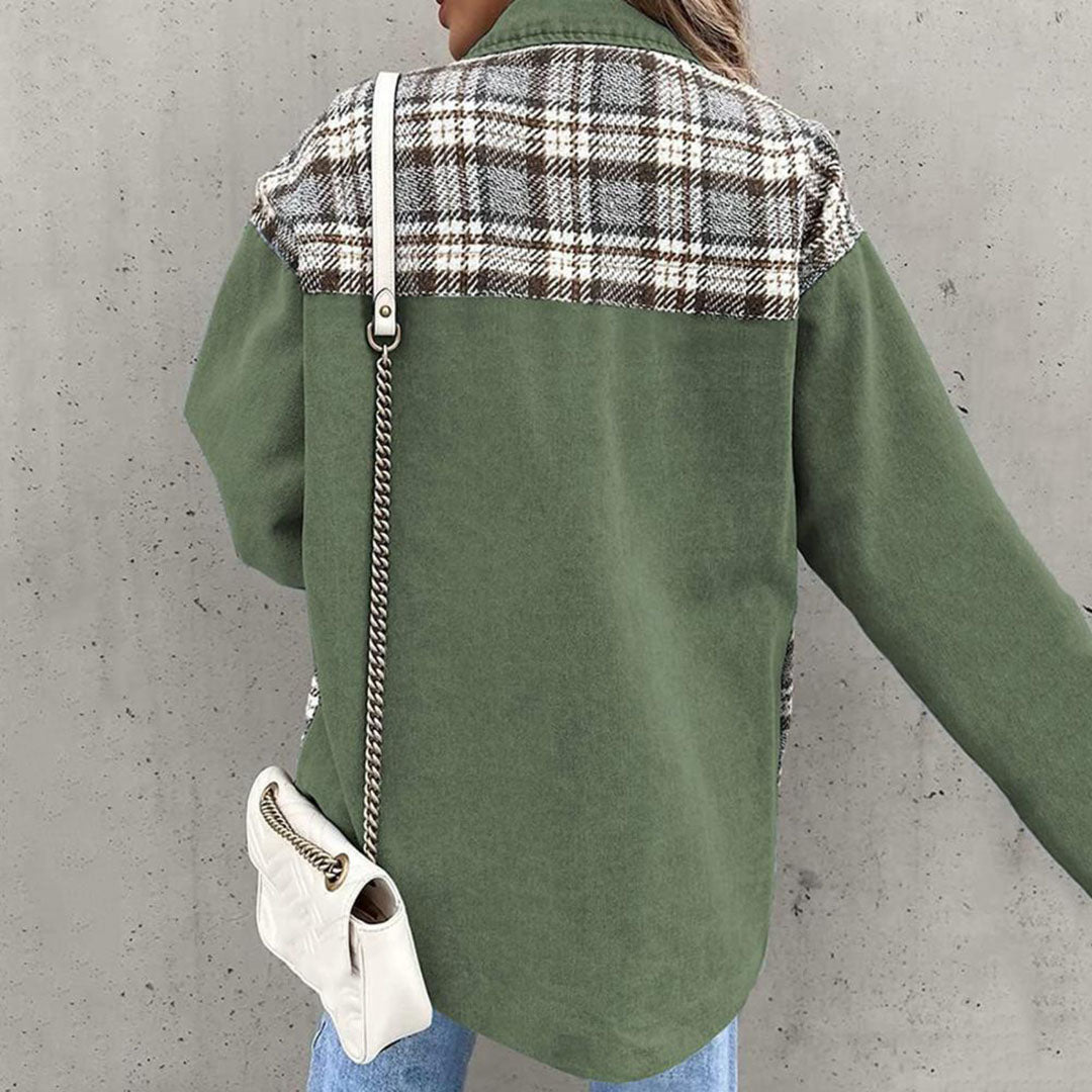 Fashionable women's jacket with button closure, a stylish and versatile option for everyday elegance.