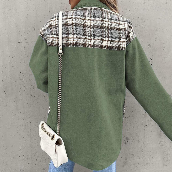 Fashionable women's jacket with button closure, a stylish and versatile option for everyday elegance.