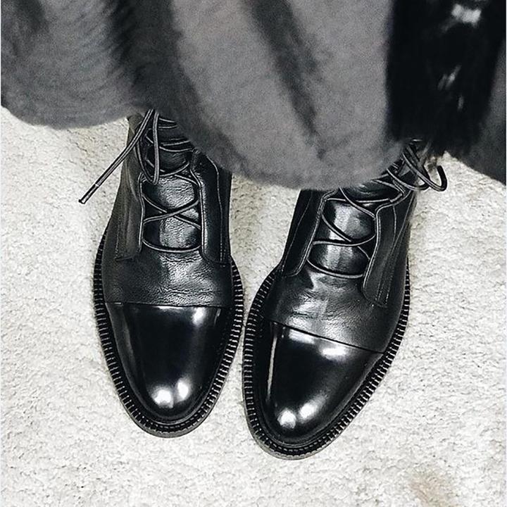 Trendy women's luxury boots with elegant heels, ideal for sophisticated everyday wear.