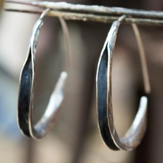 Elegant women's minimalist silver circle drop earrings, modern and delicate for everyday wear. Perfect women's jewelry.