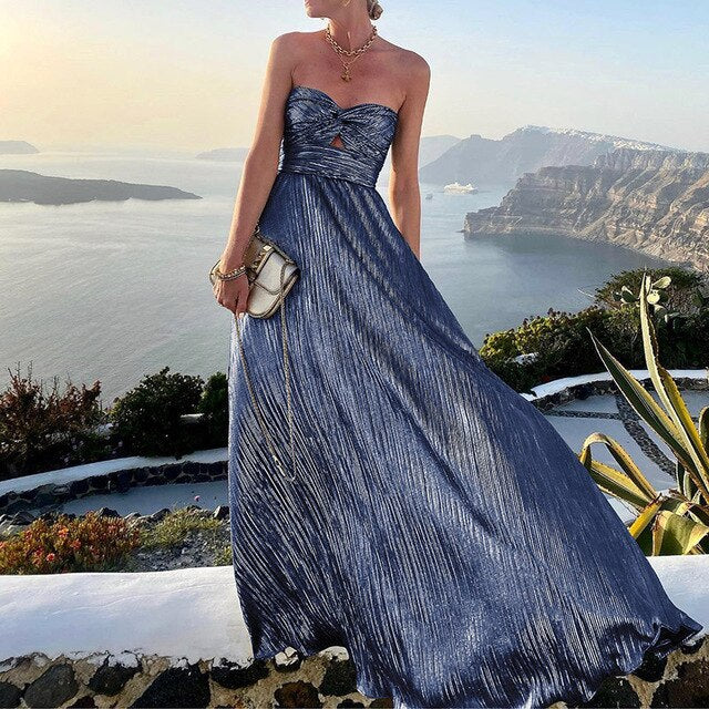 Casual yet elegant women's V-neck maxi summer dress in pink, with a comfortable fit and waist accent.