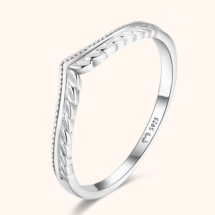 Delicate sterling silver leaf ring for women. Fashionable nature-inspired jewelry, an elegant statement piece.