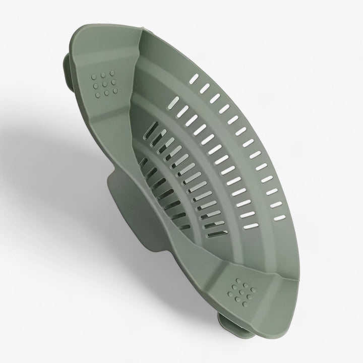 Durable silicone kitchen colander, collapsible design for compact storage. Essential cooking & food prep tool.
