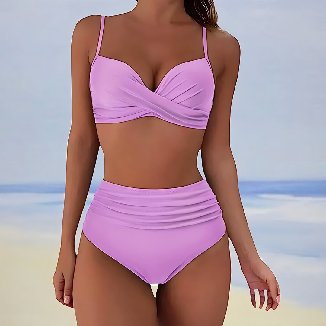 High-waisted bikini in a floral pattern, comfortable and trendy women's swimsuit