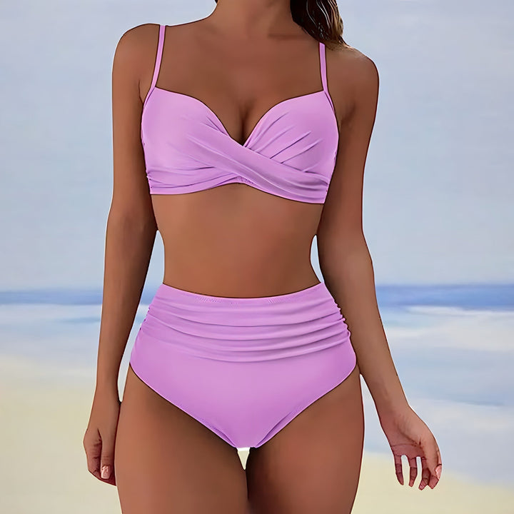 High-waisted bikini in a floral pattern, comfortable and trendy women's swimsuit