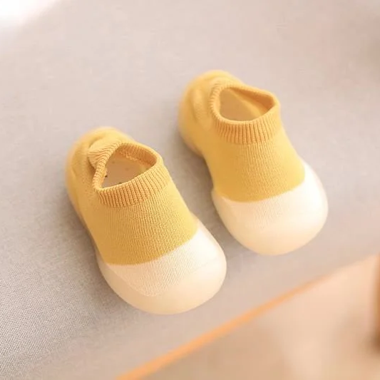 Easy-wear FreeStep barefoot sneakers for toddlers, perfect for active play & healthy foot development.