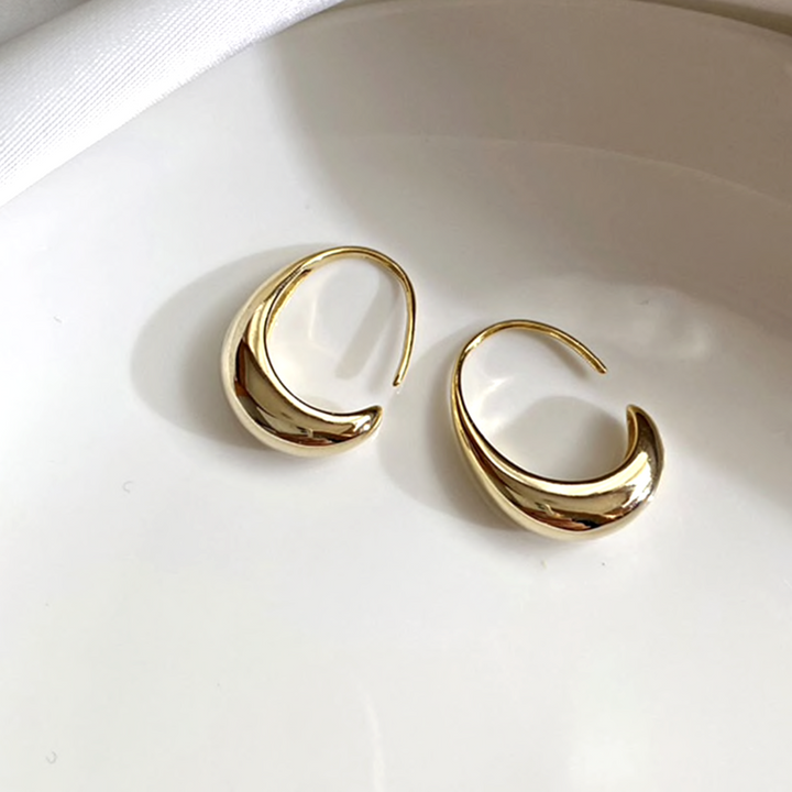Luxurious gold-plated hoop earrings for women, featuring an elegant & versatile design. Perfect fashion accessory.